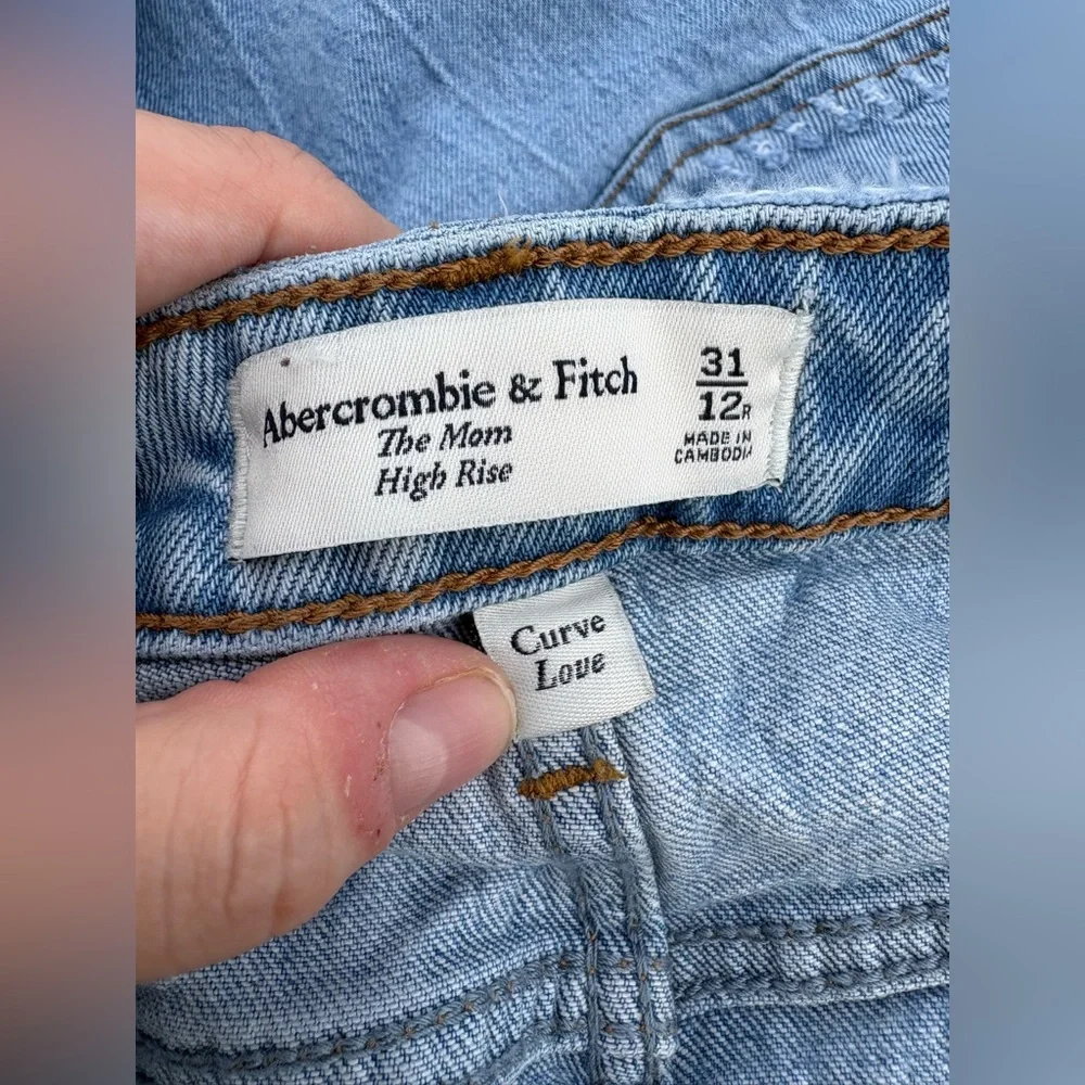Abercrombie & Fitch Curve Love High Rise Mom Jeans Light Wash Raw Hem - Picture 3 of 5
